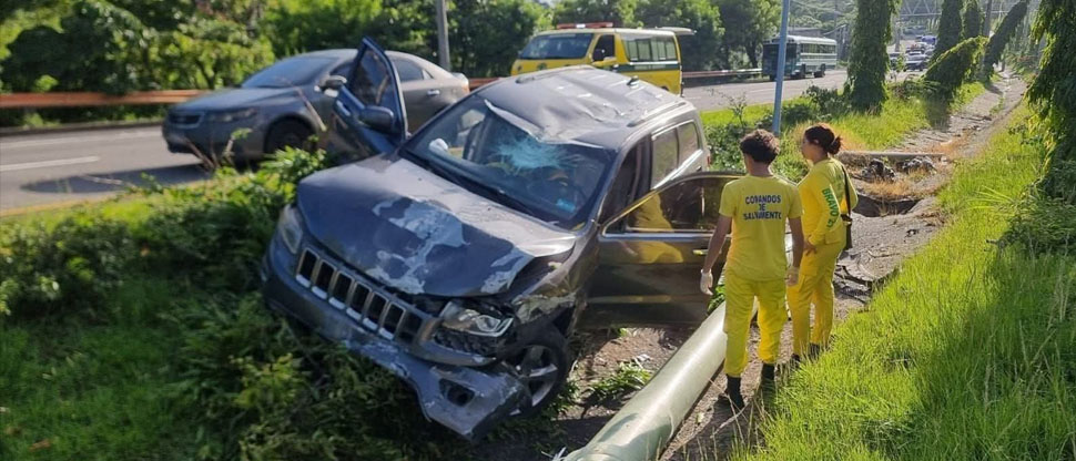 Conductor pierde el control y sufre aparatoso accidente en carretera a Comalapa
