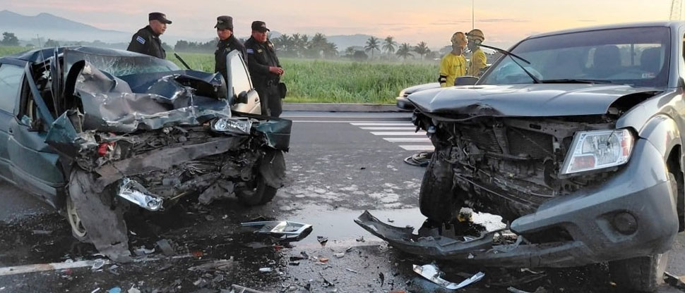 Mujer pierde la vida al quedar entre los hierros retorcidos de vehículo tras accidente