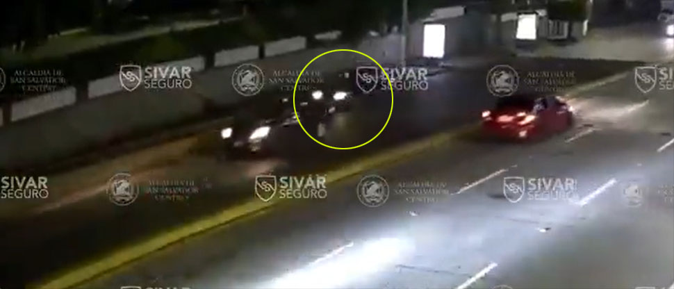 Captan momento cuando vehículo colisiona contra separador de carril en San Salvador