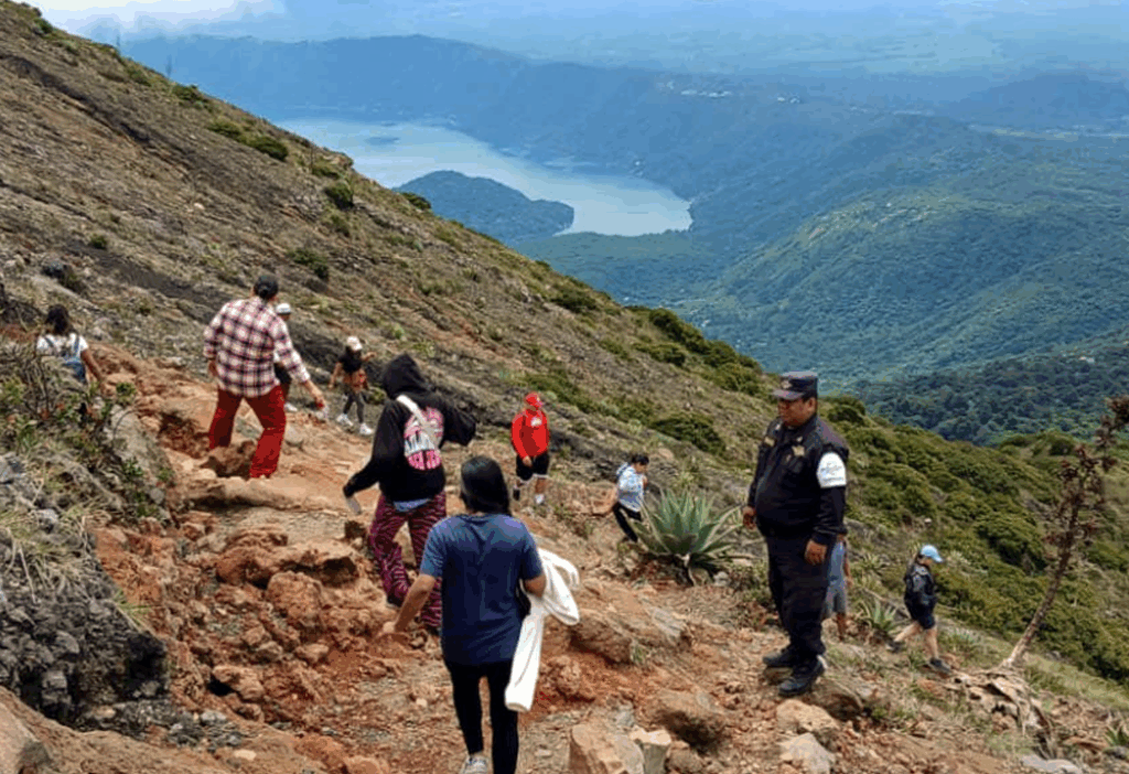 Nacionales y extranjeros disfrutan bajo un clima se seguridad en parque Nacional Cerro Verde
