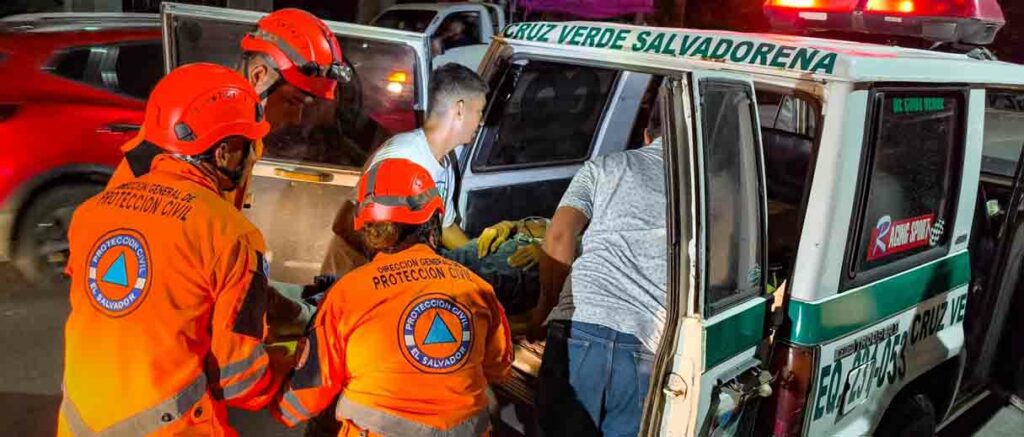 Personal de Protección Civil auxilian  a persona atropellada