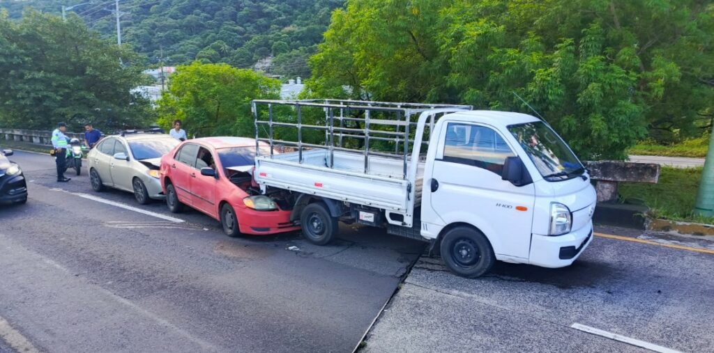 Triple accidente en autopista a Comalapa deja tres personas lesionadas