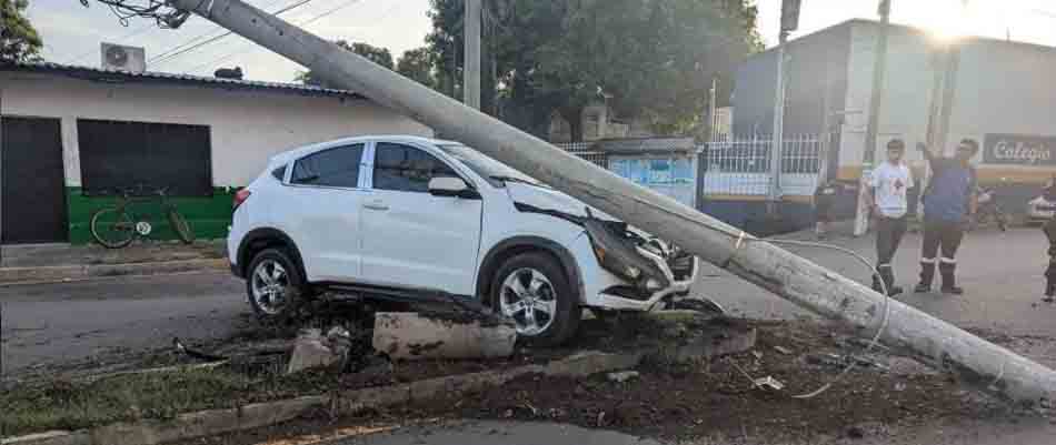 Conductor pierde el control y choca contra poste en Quezaltepeque