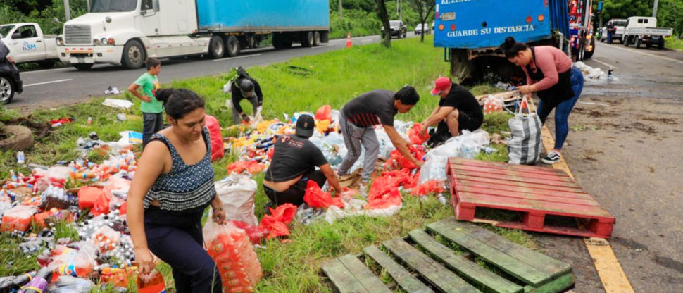 Camión repartidor de bebidas vuelca y peatones aprovechan para llevarse la mercadería