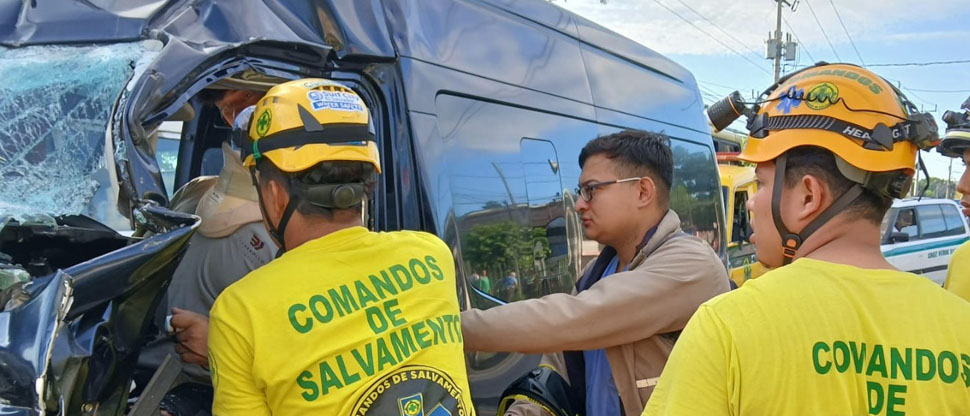 Rescatan a joven tras sufrir un fuerte percance vial en Apopa