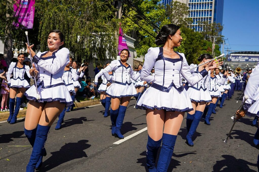 Salvadoreños se dan cita para presenciar el tradicional Desfile del Correo en San Salvador