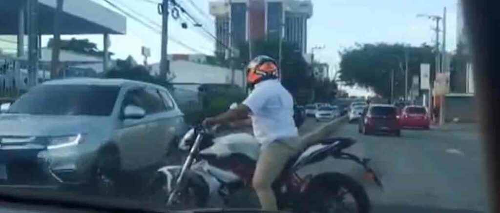 Denuncian a biker por manejar sentido contrario en avenida Olímpica