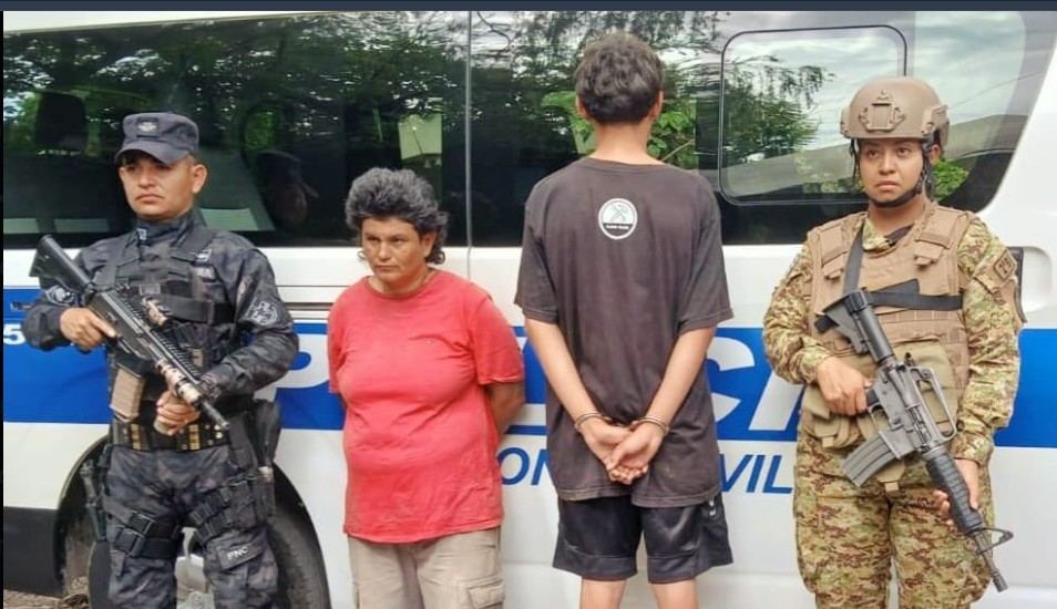 Detienen a mujer y menor de edad con varias porciones de marihuana en Santa Ana