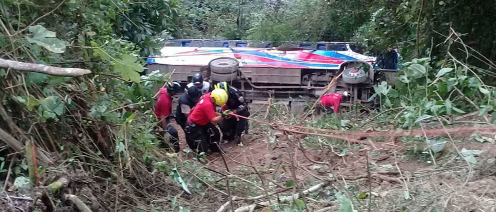 Ecuador: tragedia tras caída de autobús a un barranco deja 9 fallecidos
