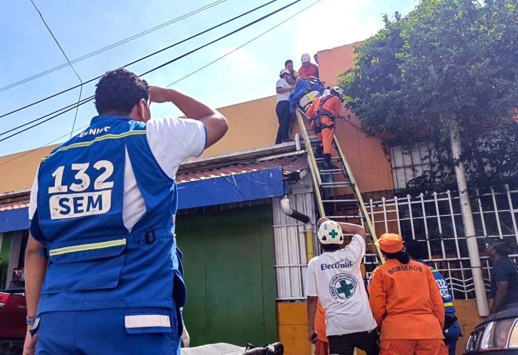 Atienden a trabajador que sufrió una descarga eléctrica en la capital