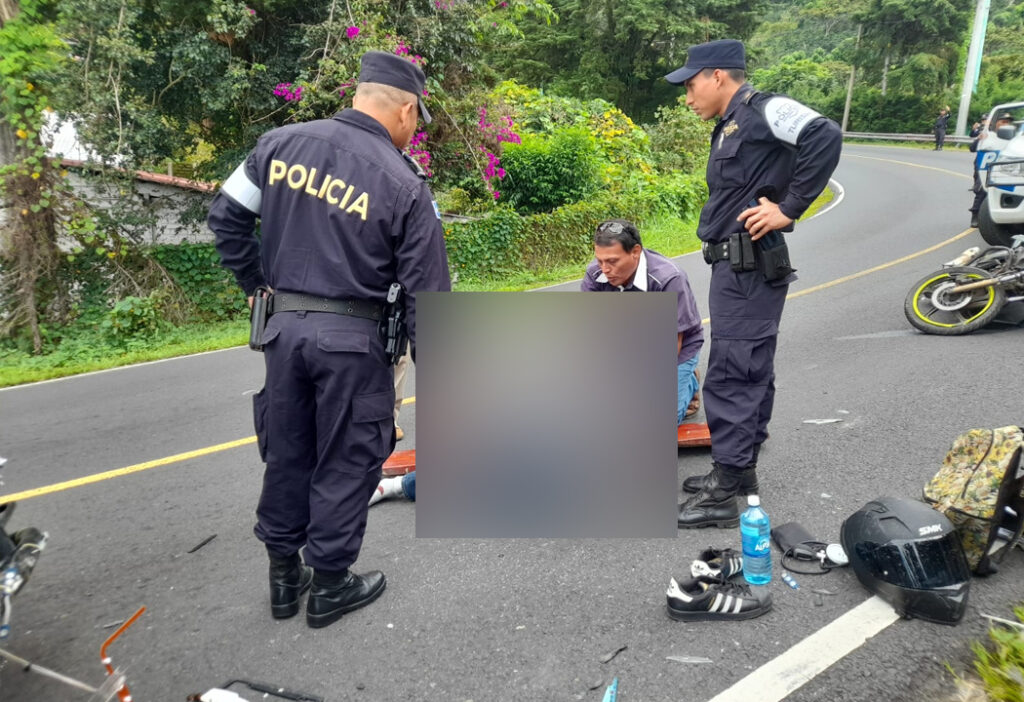 Motociclista resulta con severas lesiones tras impactar con un pickup en Sonsonate