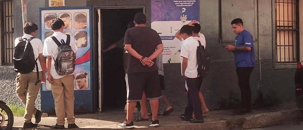 Captan a estudiantes que muestran su interés por un corte de cabello adecuado