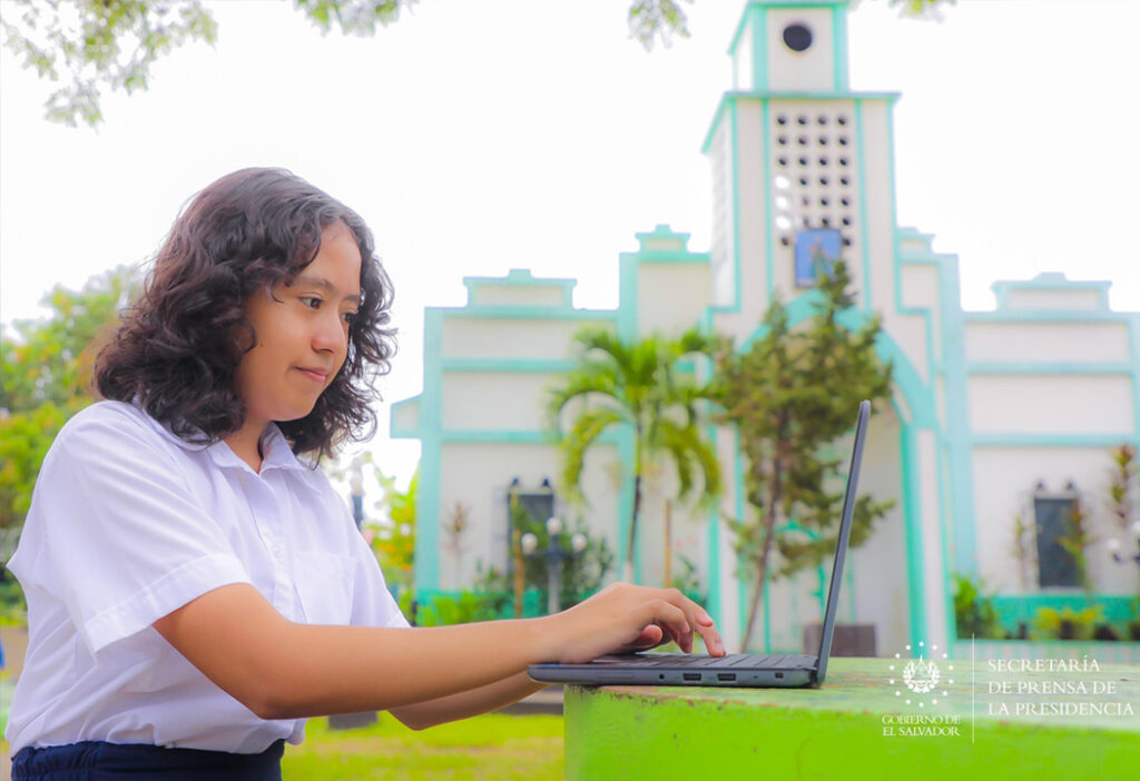 El Salvador cuenta ya con 76 espacios públicos con acceso gratuito a internet