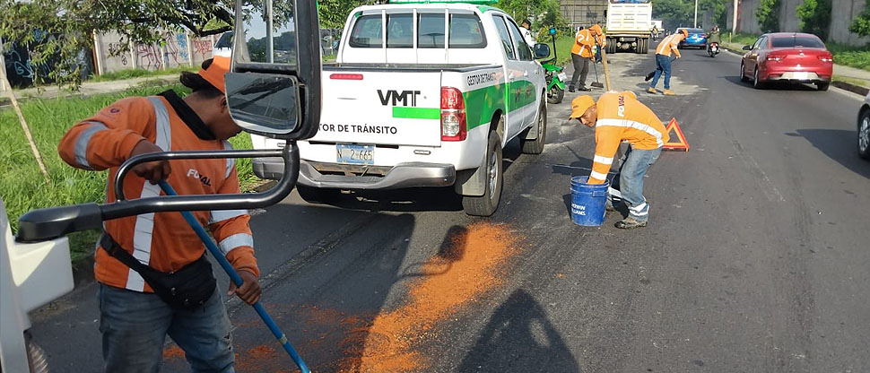 Realizan limpieza por derrame de aceite en carretera de Oro