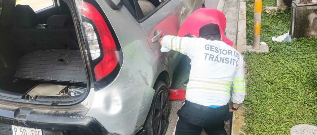 Gestor de tránsito ayuda a conductor  que tuvo problema mecánicos