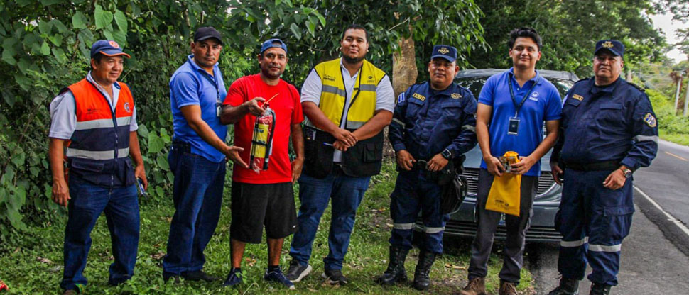 Entregan implementos de seguridad vial a automovilistas y motociclistas