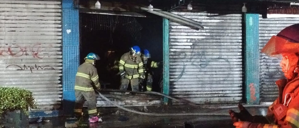 Incendio consume negocio en el centro de San Salvador