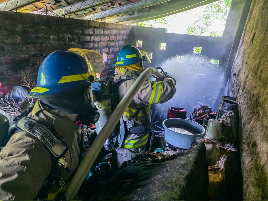 Bomberos sofocan incendio en vivienda de Chalatenango