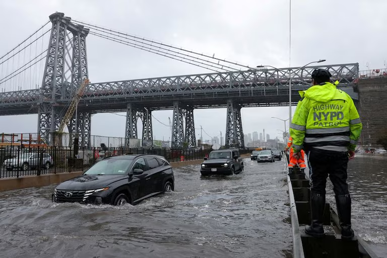 Alarmantes inundaciones en Nueva York tras intensas lluvias activan emergencia en el Estado