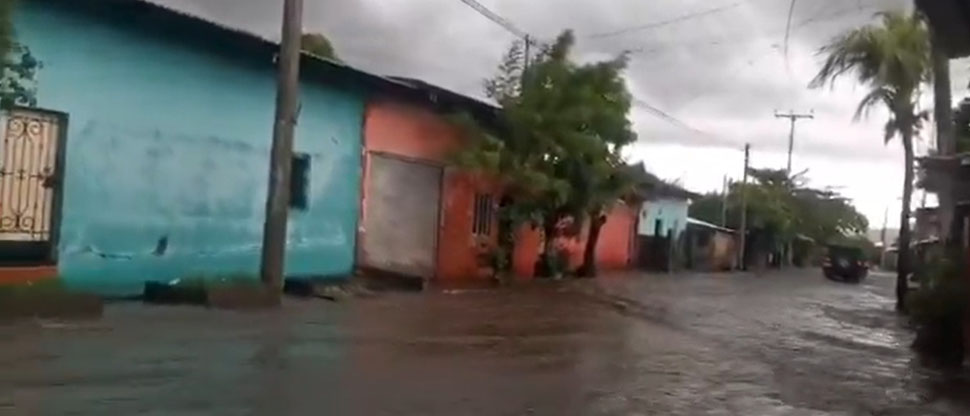 Fuerte lluvia deja inundaciones en calle de San Miguel