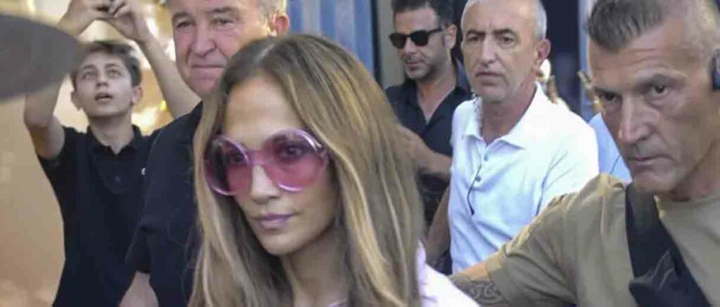 Aseguran que boutique de Chanel le negó la entrada a Jennifer López