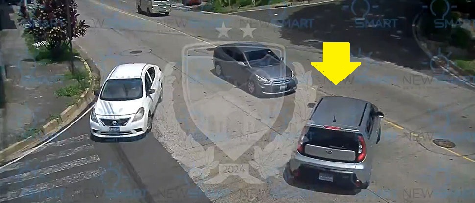 Conductor de Kia Soul calcula mal su maniobra y provoca accidente en Santa Tecla