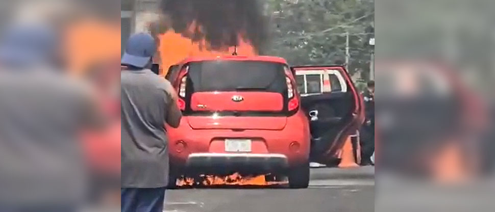 Conductor pasa momentos de angustia al ver su Kia Soul incendiándose en La Libertad