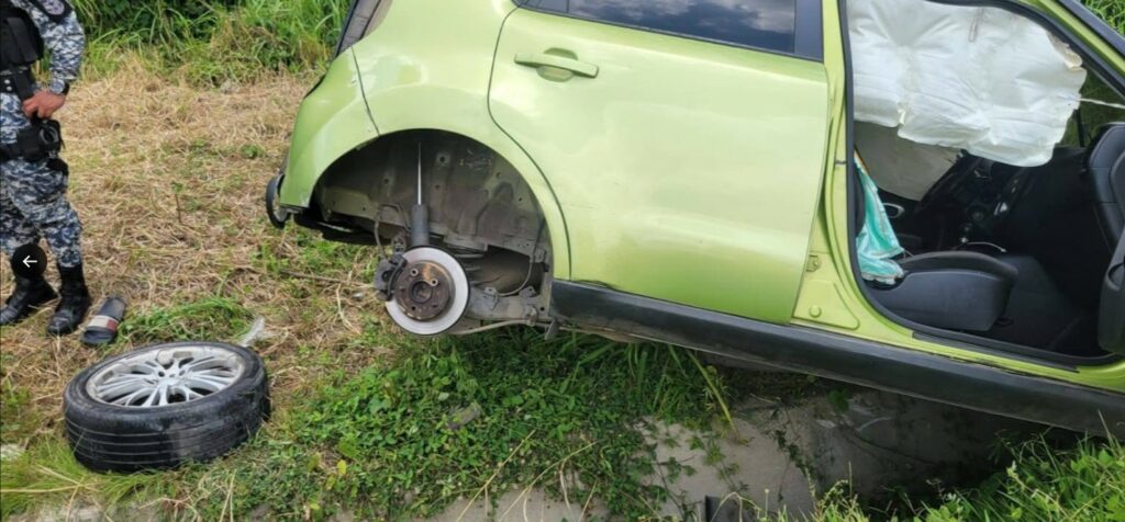 Kia Soul pierde una llanta en plena carretera