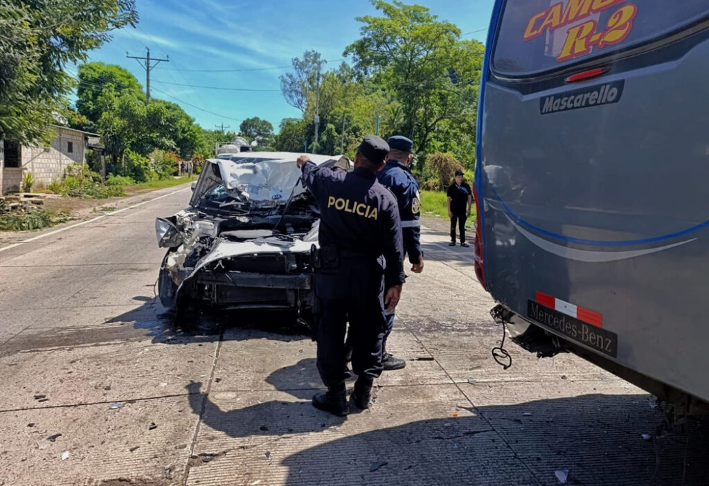 Conductor de KIA Soul resulta lesionado tras detenerse en la parte trasera de un bus