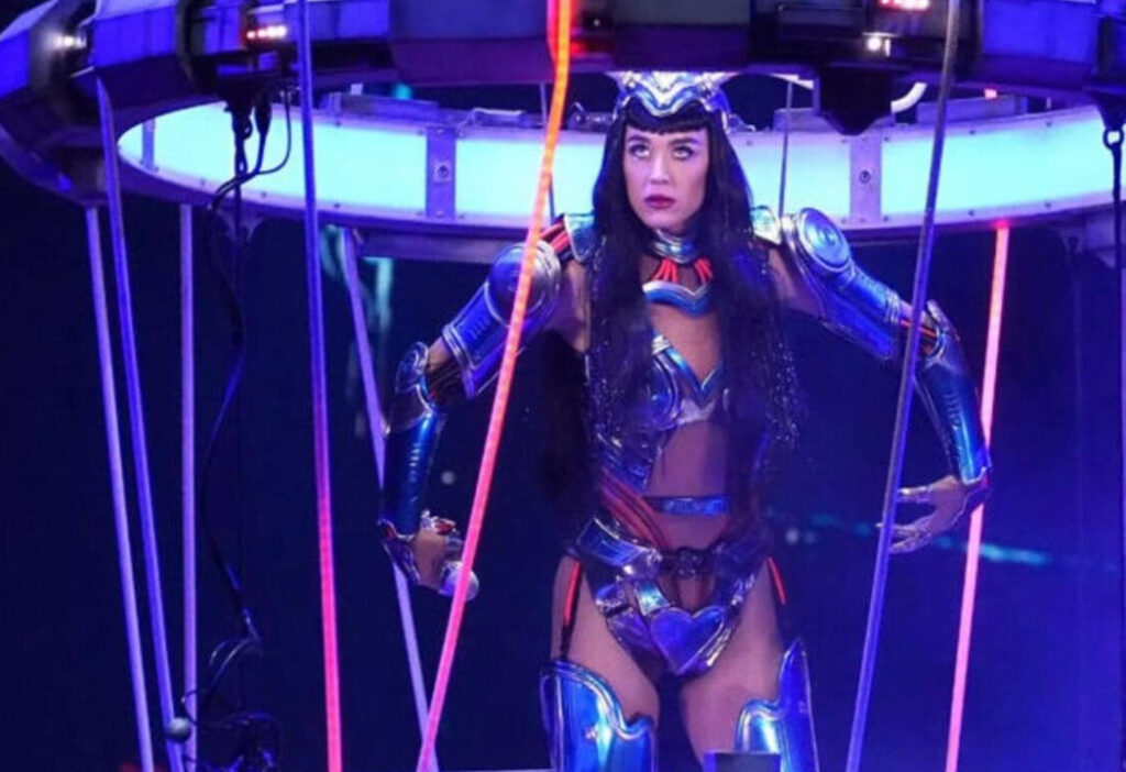 Katy Perry sufre descarga eléctrica durante su concierto en Carolina del Norte