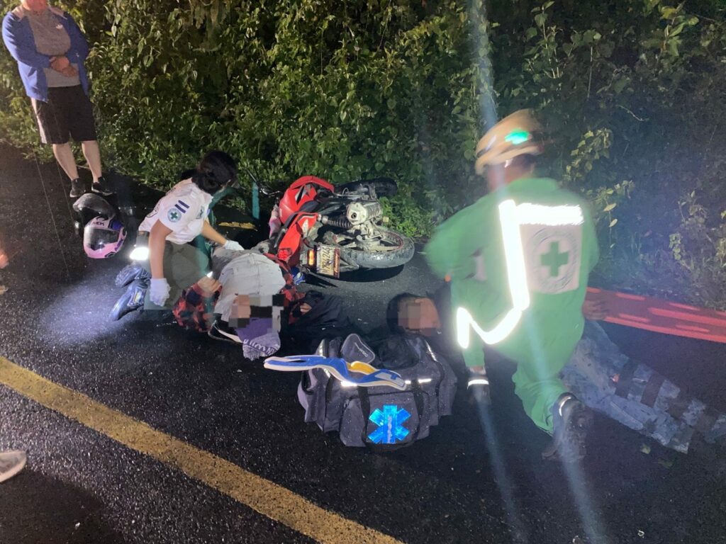 Tres motociclistas resultan lesionados luego de chocar entre ellos en Perulapán