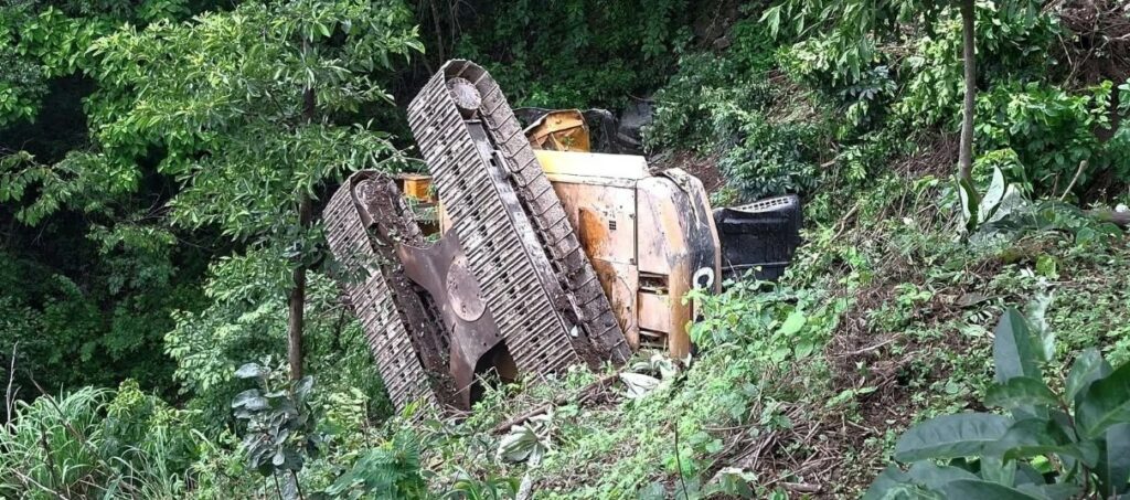 Rescatan a operador de maquinaria que cayó a un barranco en Chalatenango