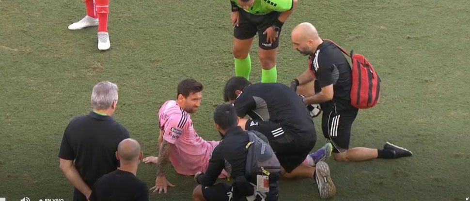 Messi enciende las alarmas tras sufrir una lesión durante el encuentro ante el Necaxa