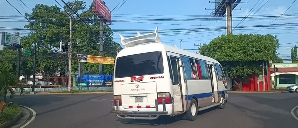 Denuncian a microbusero imprudente que se pasó luz roja de un semáforo en San Miguel