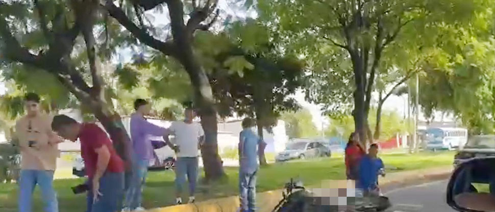 Motociclista atropella a dos adultos mayores en Santa Ana