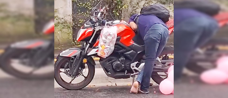 Motociclista ebrio prefirió estacionarse para dormir y no sufrir accidente