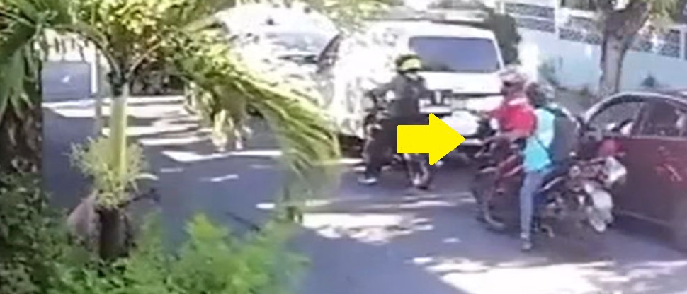 Captan acto de intolerancia entre dos motociclistas en pleno tráfico de Soyapango