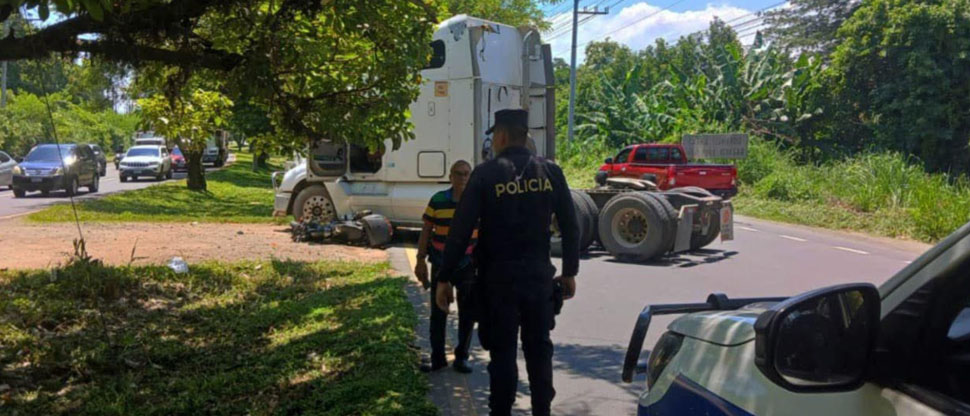 Motociclista se salva de milagro tras ser arrollado por un cabezal en La Libertad