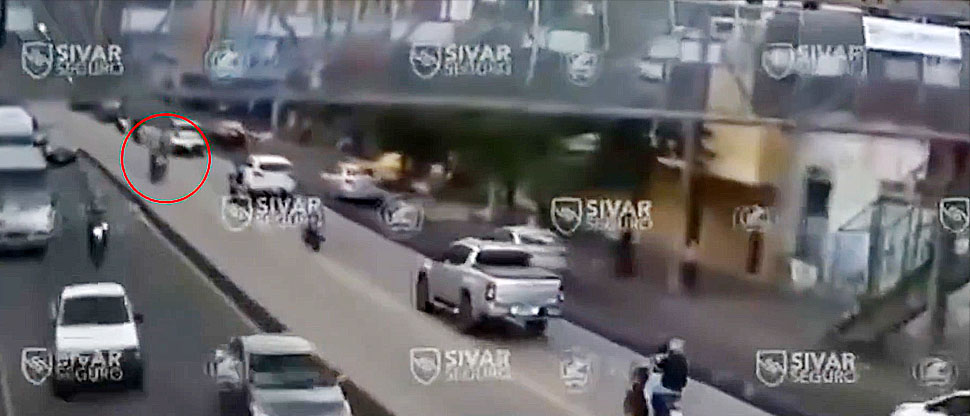 Por no guardar distancia, motociclistas chocan en alameda Juan Pablo II