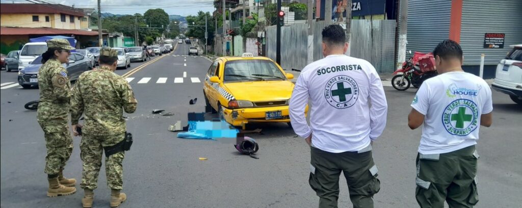 Motociclista fallece tras impactar contra un taxi en la avenida Bernal
