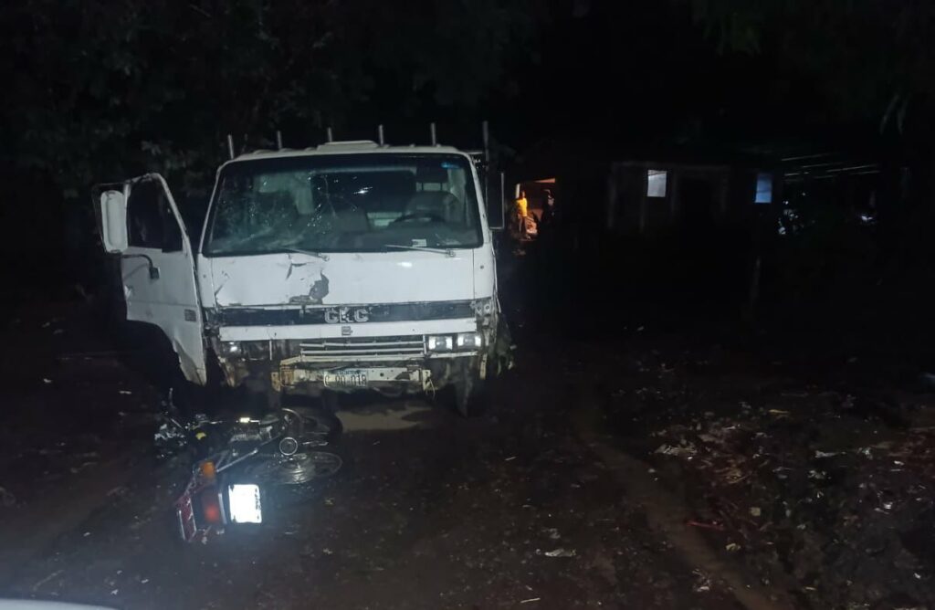 Motociclista fallece y su acompañante resulta gravemente herido al chocar contra camión