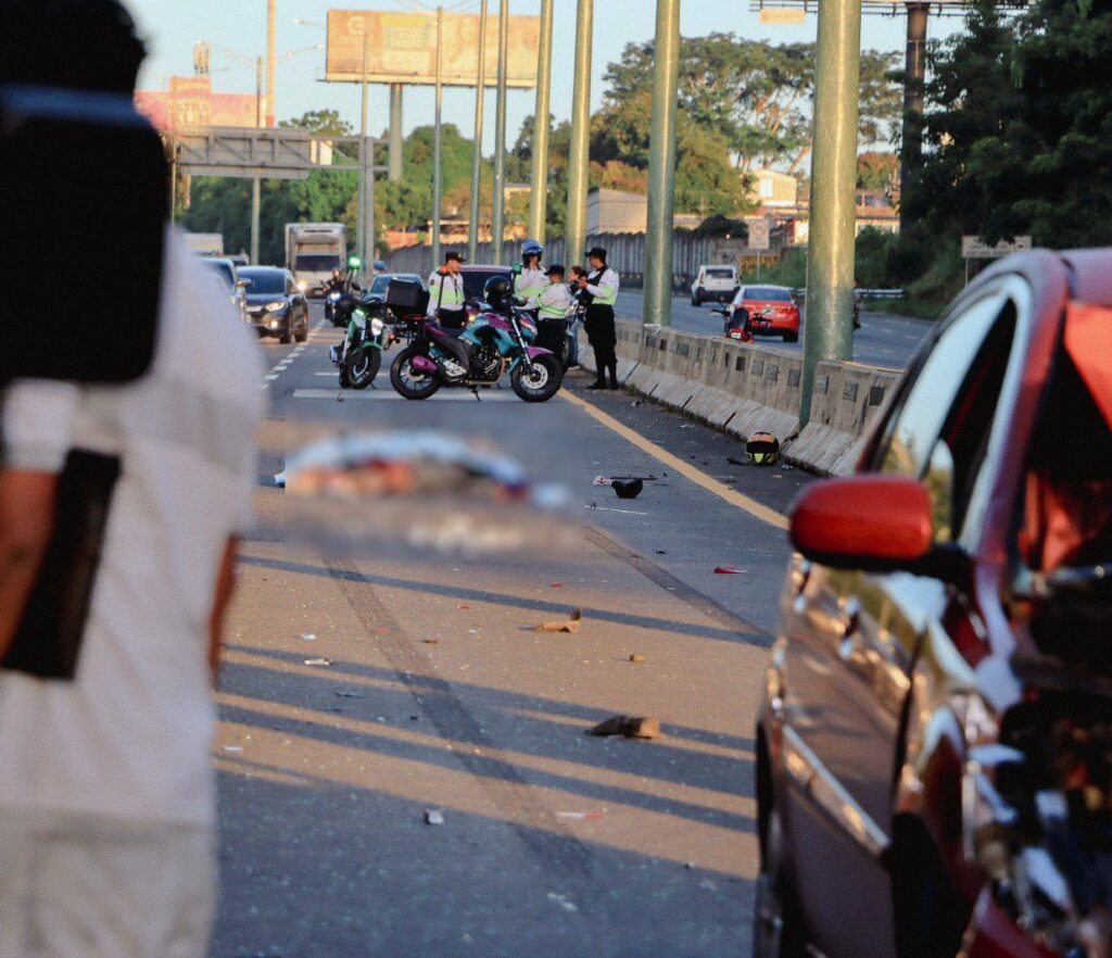 Múltiple accidente deja a un motociclista fallecido en la Monseñor Romero