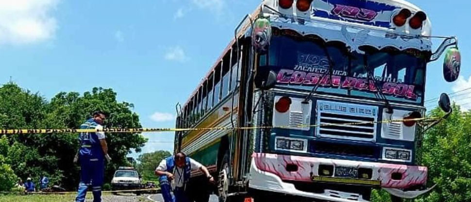 Motociclista choca con unidad del transporte colectivo y fallece en La Paz
