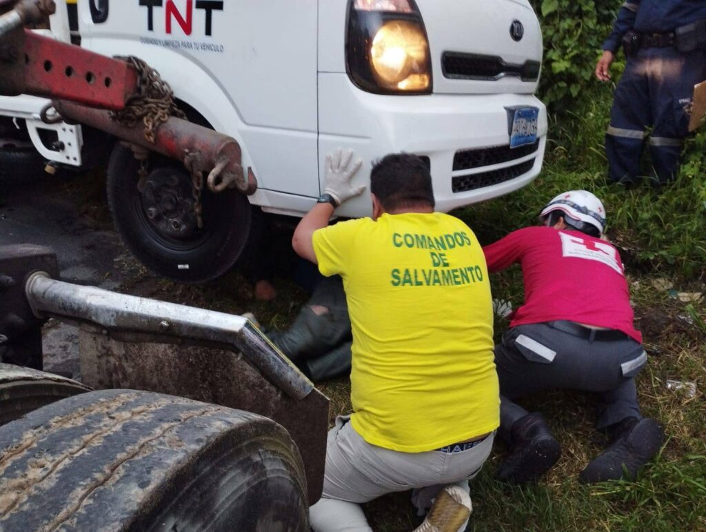 Motociclista de 19 años fallece al ser arrollado por vehículo en Nejapa