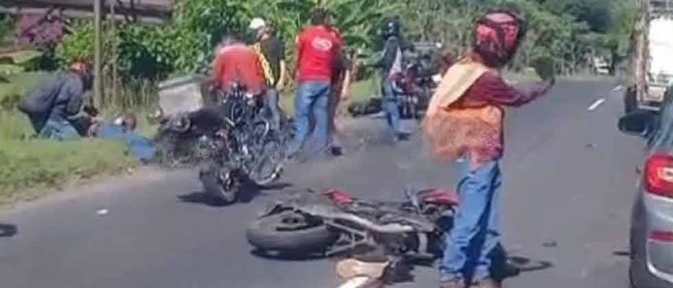 Motociclista a excesiva velocidad impacta contra otro biker en carretera de Oro