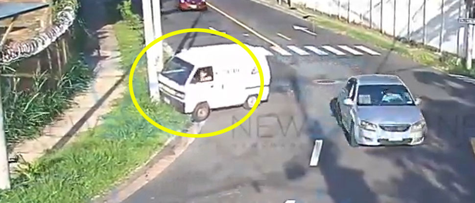 Cámaras de seguridad captan el momento exacto de un choque en Santa Tecla