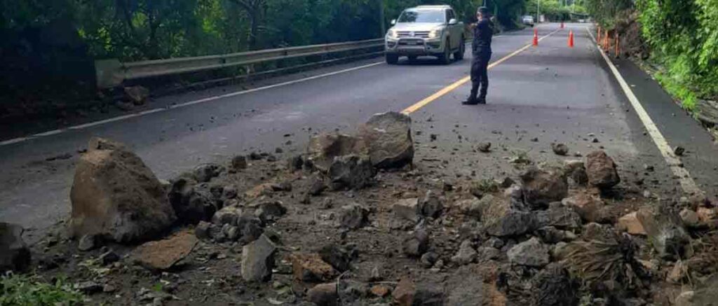 Policías orientan tráfico vehicular tras derrumbe en carretera de Ahuachapán