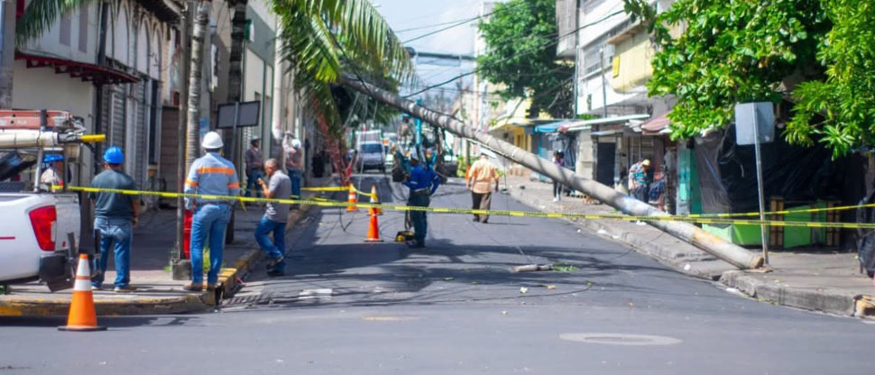 Remueven poste del tendido eléctrico que cayó tras la intensa lluvia en Santa Ana