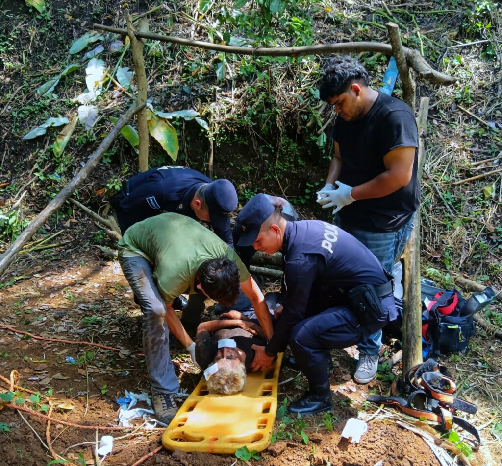 Rescatan a adulto mayor que cayó a un pozo en La Libertad
