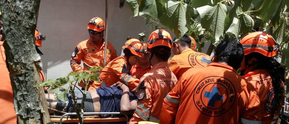 Rescatan a hombre que cayó dentro de un pozo de 20 metros en Santa Ana